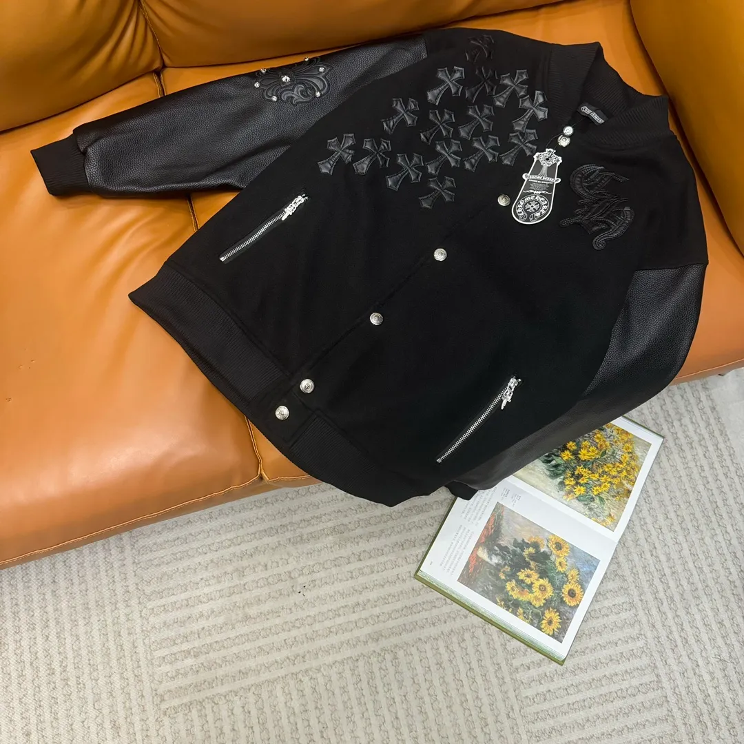 🅿️410 CH➡️Cro Xin 2024ss runway style baseball uniform jacket. I ordered the original model and it took a month to finally ship it. I love it so much. The upper body is really handsome. A blogger on Douyin said that LV's new products this year will become the future trend. If you look through street photos, you will find that celebrities regard it as a collectible jacket, a must-have item for men and women who want light luxury for commuting. Developing the highest version on the entire network, it took 1 month to customize and the cost was extremely high. The German imported flat-machine made custom-woven wool jacquard threads, using the first layer of imported lambskin. The pleated texture is unparalleled. It is hand-cut and meticulously crafted. The stitching position is very technical. Whether the whole garment is good or not depends on this position. Top-notch workmanship and details can stand the test. A full set of customized accessories, the letters are clear and perfectly restored without any difference. High-end atmosphere and full grade! The entire dress is exclusively customized with heavy craftsmanship. The towel patch embroidery is perfectly combined with craft embroidery and precise stitching! Absolute craftsmanship quality!